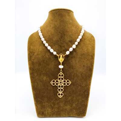 Collar sobre expositor Corto Rosario en perla blanca con detalles en Oro de la diseñadora española Maldita Rita!