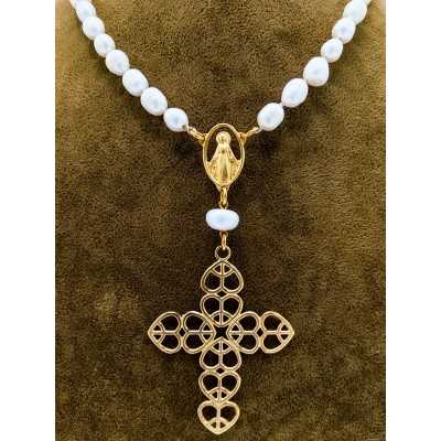Detalle virgen y cruz Collar sobre expositor Corto Rosario en perla blanca de la diseñadora española Maldita Rita!