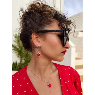 Modelo con Pendientes y Gargantilla Cuelga Tú con cristal de Swarovski rojo diseñado en España por Maldita Rita!