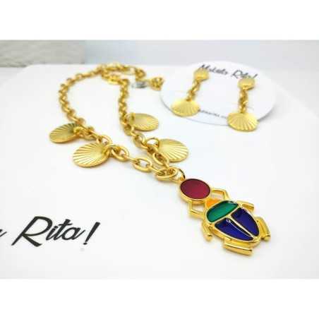 Vista general del collar Ramsés con escarabajo esmaltado y dorado de la marca española Maldita Rita