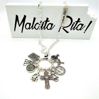 Detalle de colgante Madonna abierto con cruz y medallas de vírgenes en plata, de la firma de bisutería y joyería Maldita Rita