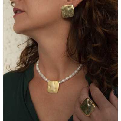 Collar corto Goldfrapp, vista detalle, dorado y perla de la firma Maldita Rita