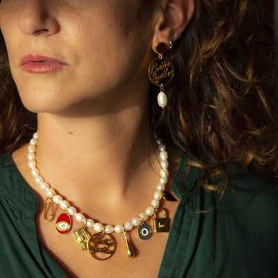 Collar de perlas Graffiti en modelo de la joyería online Maldita Rita, detalle colgantes esmaltados