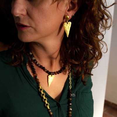 Modelo con collar corto de ágatas colección Oz oro de la joyería y bisutería online Maldita Rita