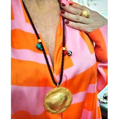 Medallón Sella con cordon de cuero ecológico y adornos de bolitas de colores. Bisutería online de la marca Maldita Rita, modelo