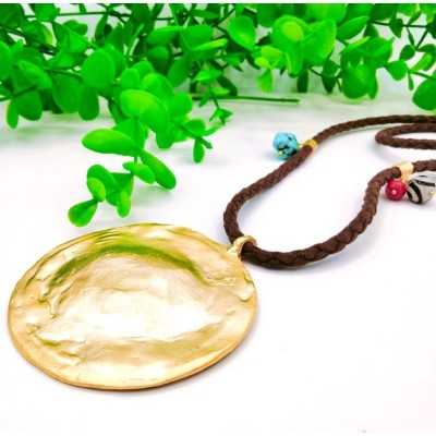 Medallón Sella con cordon de cuero ecológico y adornos de bolitas de colores. Bisutería online de la marca Maldita Rita