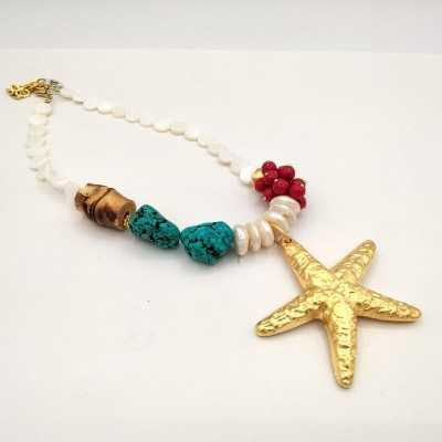 Collar de verano, Estrella de Mar de la marca Maldita Rita, rojo, blanco, turquesa y madera, vista lateral