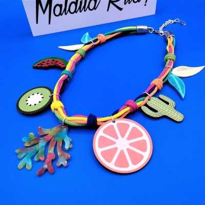 Collar Rincón con cuerda de colores y detalles en forma de frutas anudados que cuelgan. De la diseñadora Maldita Rita