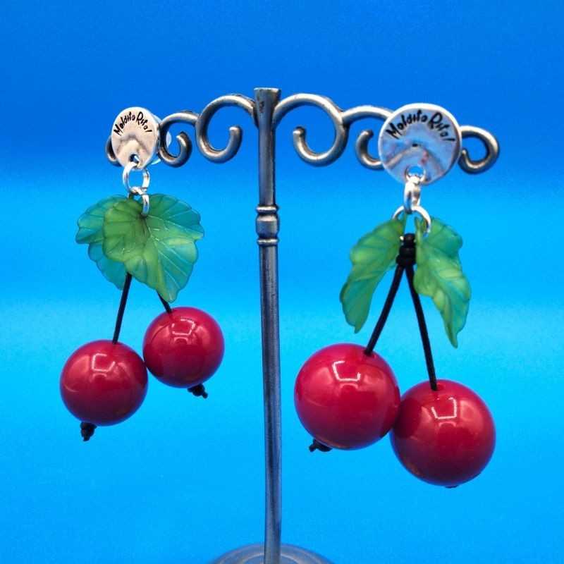 Pendientes de cerezas, Cerixas, de la marca de joyería online Maldita Rita, detalle en expositor
