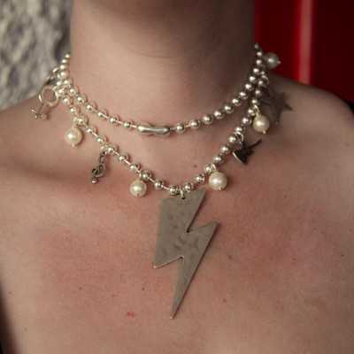 Collar Stardust colgantes, con perlas, el rayo y detalles glam de Maldita Rita, detalle