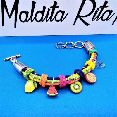 Pulsera Rincón en cuerda de colores y detalles en forma de frutas anudados que cuelgan. De la diseñadora Maldita Rita
