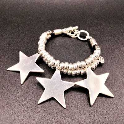 Pulsera black star plata con doble cadena de bolitas y detalle de estrellas. De la diseñadora Maldita Rita