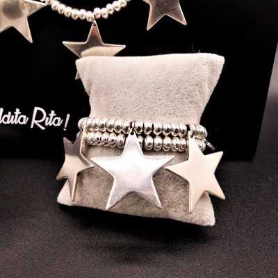Pulsera black star plata en expositor con doble cadena de bolitas y detalle de estrellas. De la diseñadora Maldita Rita