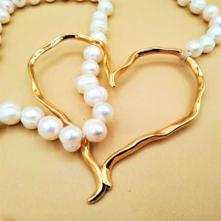 Collar cuore  con corazón irregular con baño de oro flash y perla cultivada. De la diseñadora Maldita Rita.