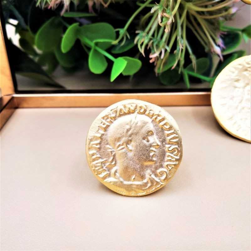 Anillo Roma, en forma de moneda antigua y graduable. Baño de oro flash. De la firma Maldita Rita