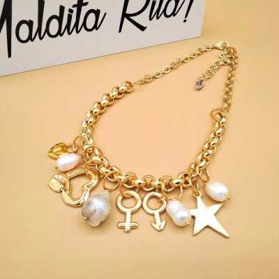 Collar Carelis, cedena dorada con colgantes y perlas naturales de Maldita Rita