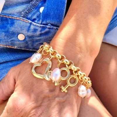 Detalle pulsera Carelis con cadena dorada y perla blanca de Maldita Rita