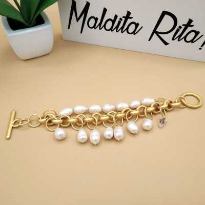 Pulsera de cadena dorado mate y perlas naturales Töölö de la marca Maldita Rita, extendida