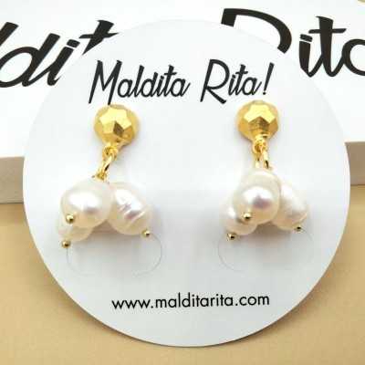 Pendientes Töölö en dorado mate y colgantes de perla blanca natural de la firma almeriense Maldita Rita