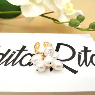 Anillo Töölö dorado, regulable y con 6 perlas naturales color blanco de la marca Maldita Rita