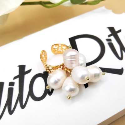 Anillo Töölö dorado, regulable y con 6 perlas naturales color blanco de la marca Maldita Rita detalle