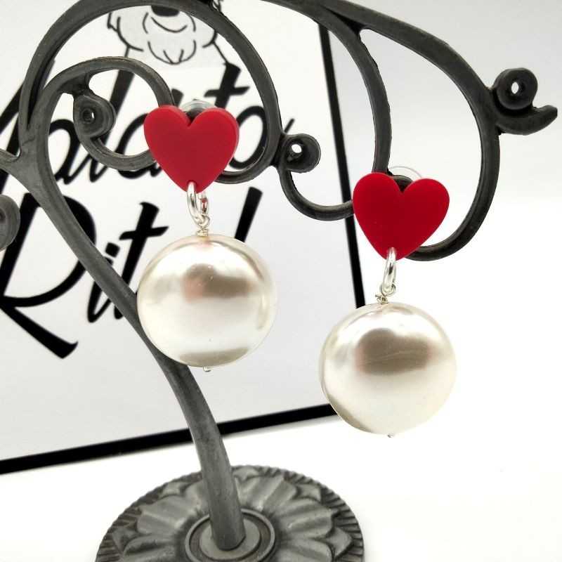 Pendiente de corazón rojo con colgante en perla blanca de la marca Maldita Rita, detalle