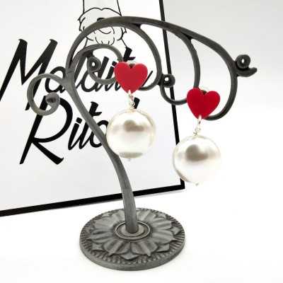Pendiente de corazón rojo con colgante en perla blanca de la marca Maldita Rita