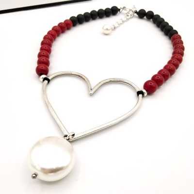Collar Olivia en rojo, negro y perla y corazón en plata de la firma Maldita Rita, detalle
