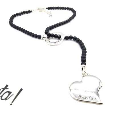 Collar negro y plata con un Corazón Mordido, nueva colección de Maldita Rita