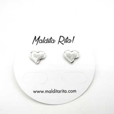 Pendiente pequeño "Corazón Mordido" en plata, de la marca Maldita Rita.