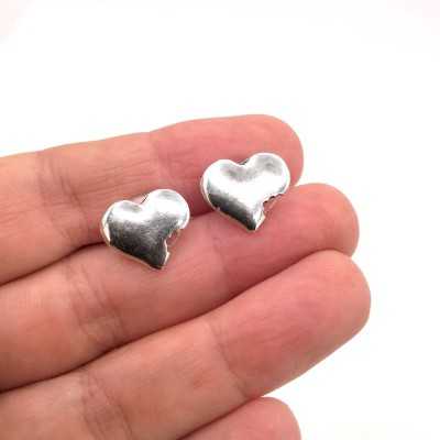 Pendiente pequeño "Corazón Mordido" en plata, de la marca Maldita Rita, detalle