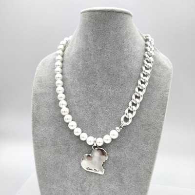 Collar mezcla cadena y perla Corazón Mordido de la marca Maldita Rita, en busto