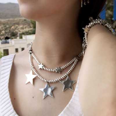 El collar de estrellas Black Star de Maldita Rita en modelo, detalle