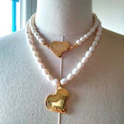 Gargantilla o collar corto de perlas con Corazón Mordido en dorado, de Maldita Rita, junto al collar de la misma colección