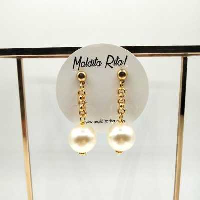 Pendiente Pearl Jam, ed dorado con gran perla, de Maldita Rita Jewelry, detalle