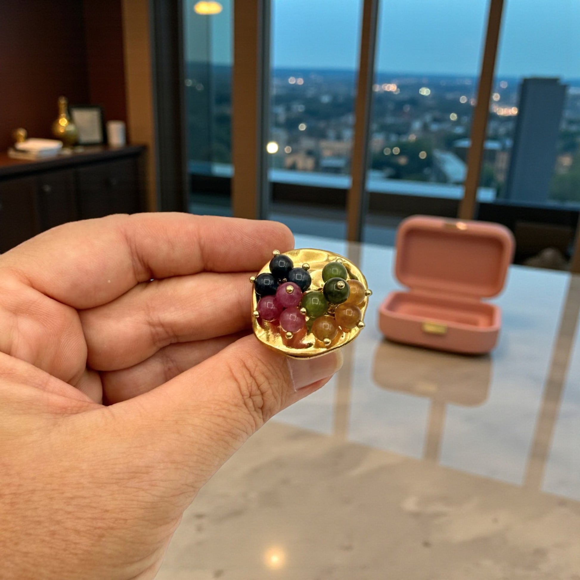 Anillo Lunática oro, dorado de mujer con piedras, de Maldita Rita, vista al detalle en apartamento