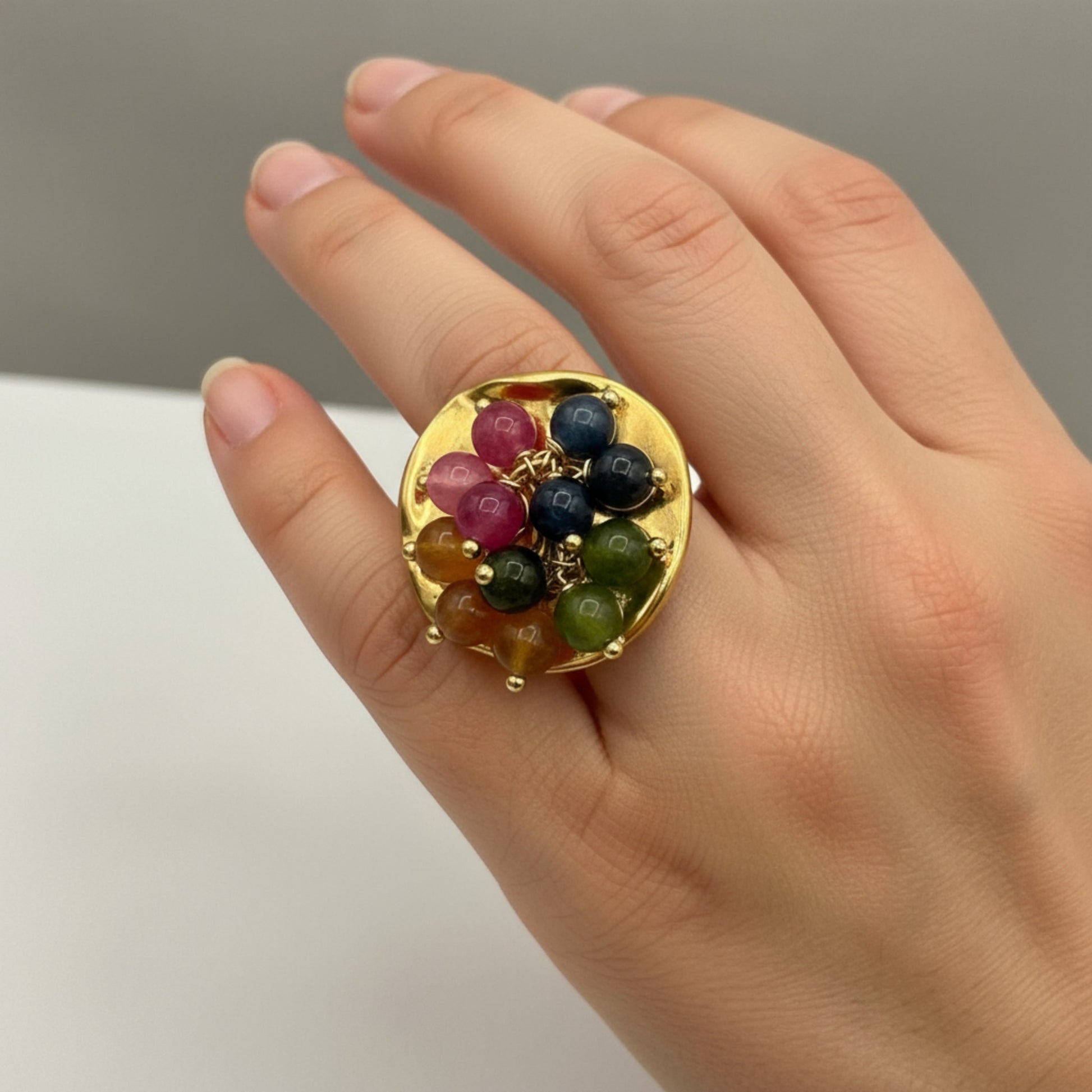 Anillo Lunática oro, dorado de mujer con piedras, de Maldita Rita, puesto en la mano