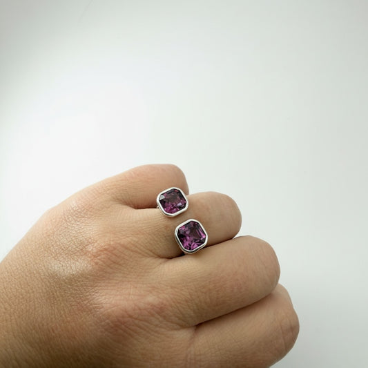 Anillo Tesoro de Maldita Rita en zamak con baño de plata y doble cristal de Swarovski, visto en la mano.