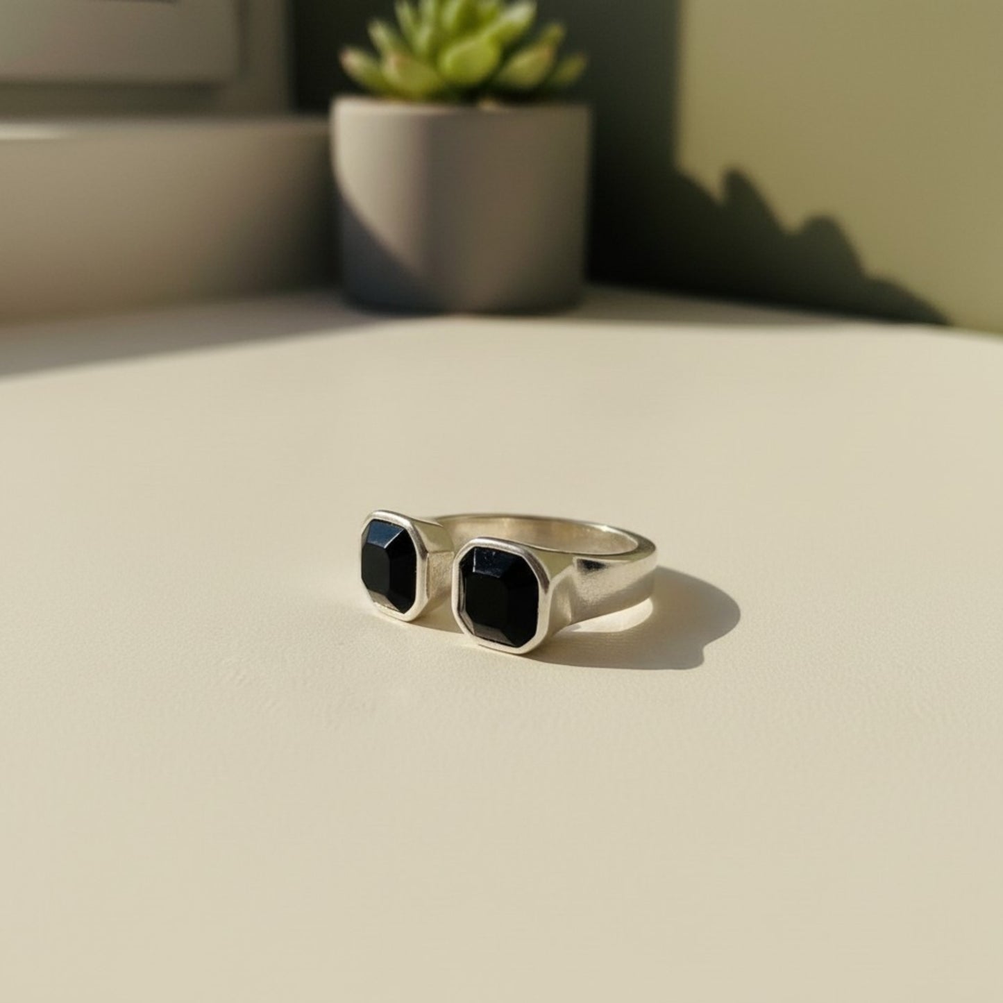 Anillo Tesoro con cristal de Swarovski elements en color negro de Maldita Rita, vista de lateral.