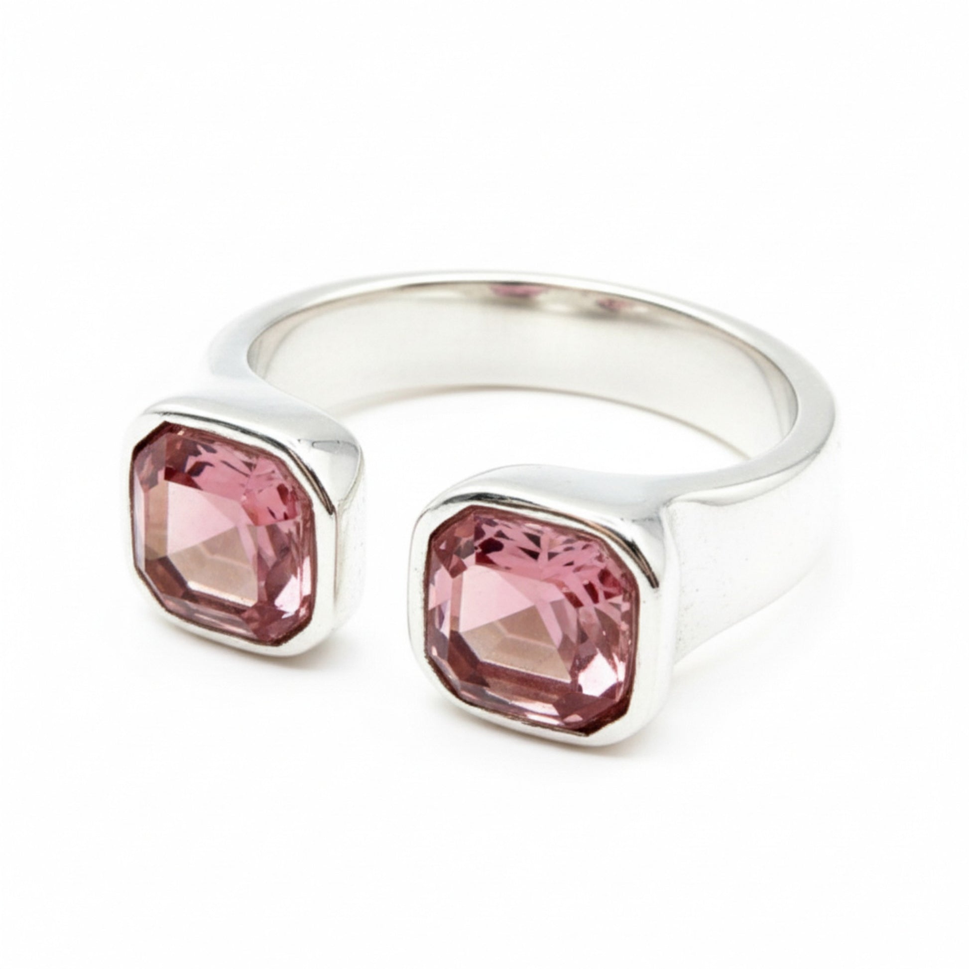 Anillo Tesoro  rosa de Maldita Rita en zamak con baño de plata y doble cristal de Swarovski, imagen al detalle.