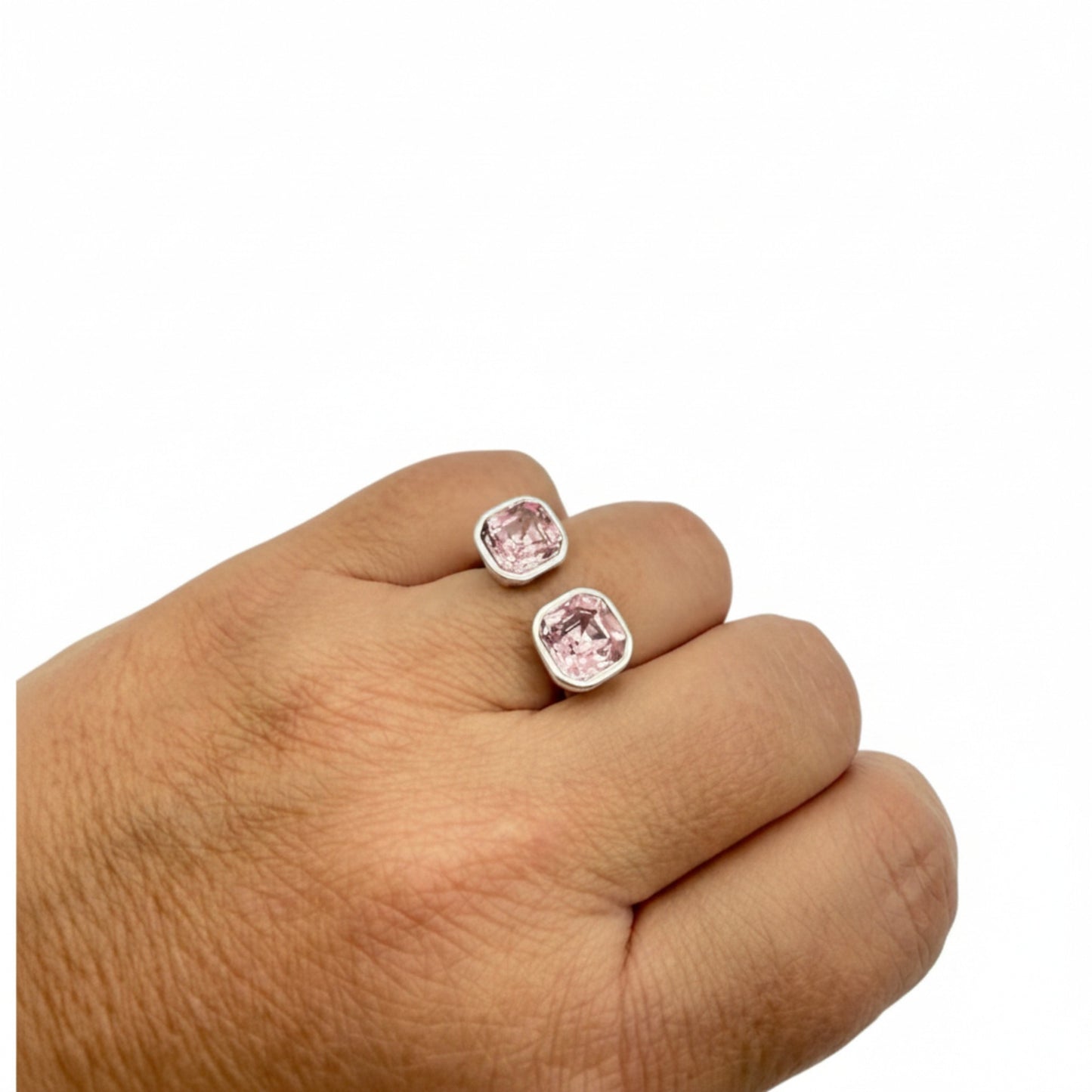 Anillo Tesoro  rosa de Maldita Rita en zamak con baño de plata y doble cristal de Swarovski, imagen en la mano natural