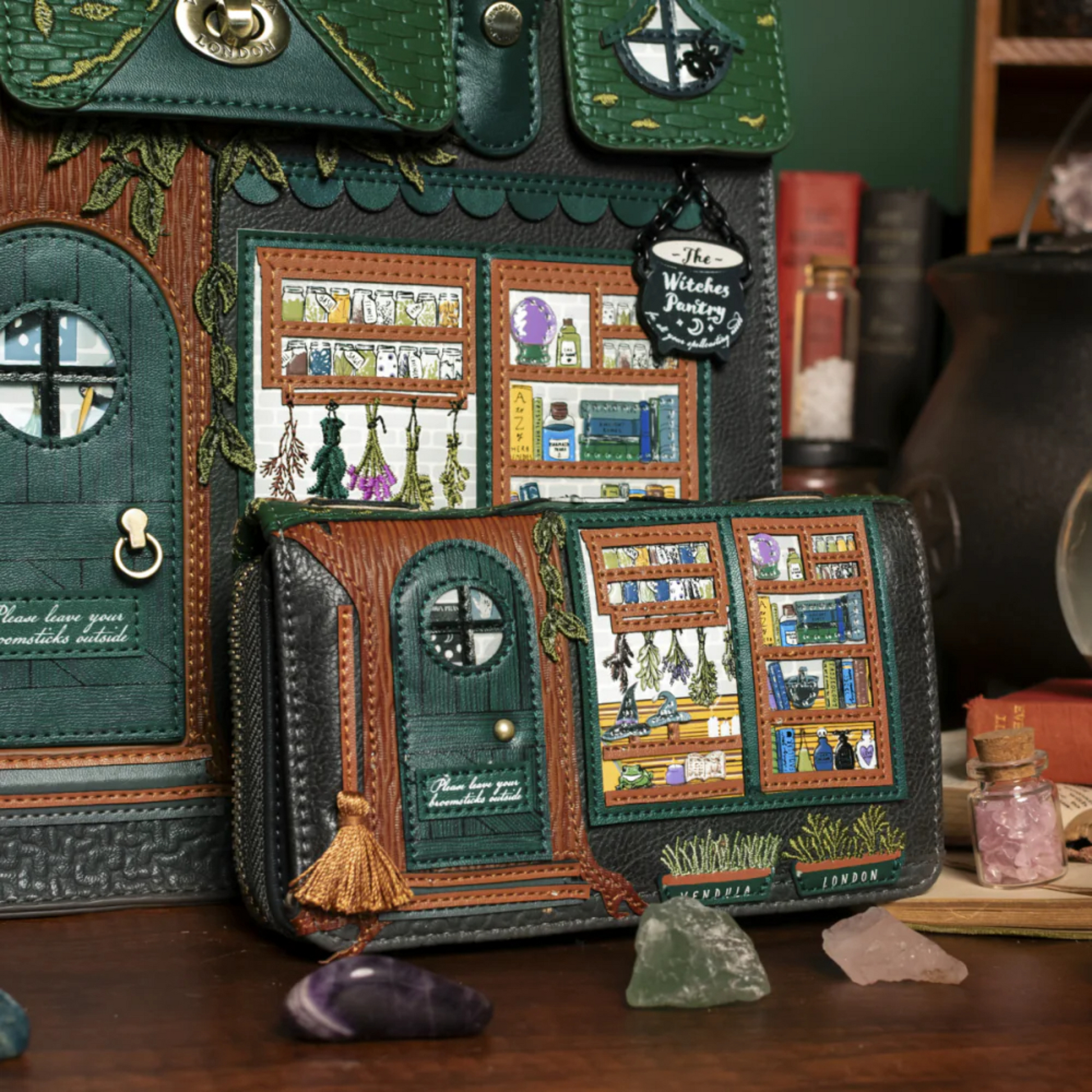 Monedero mediano The Whitches Pantry de Vendula London en Maldita Rita, con bolso