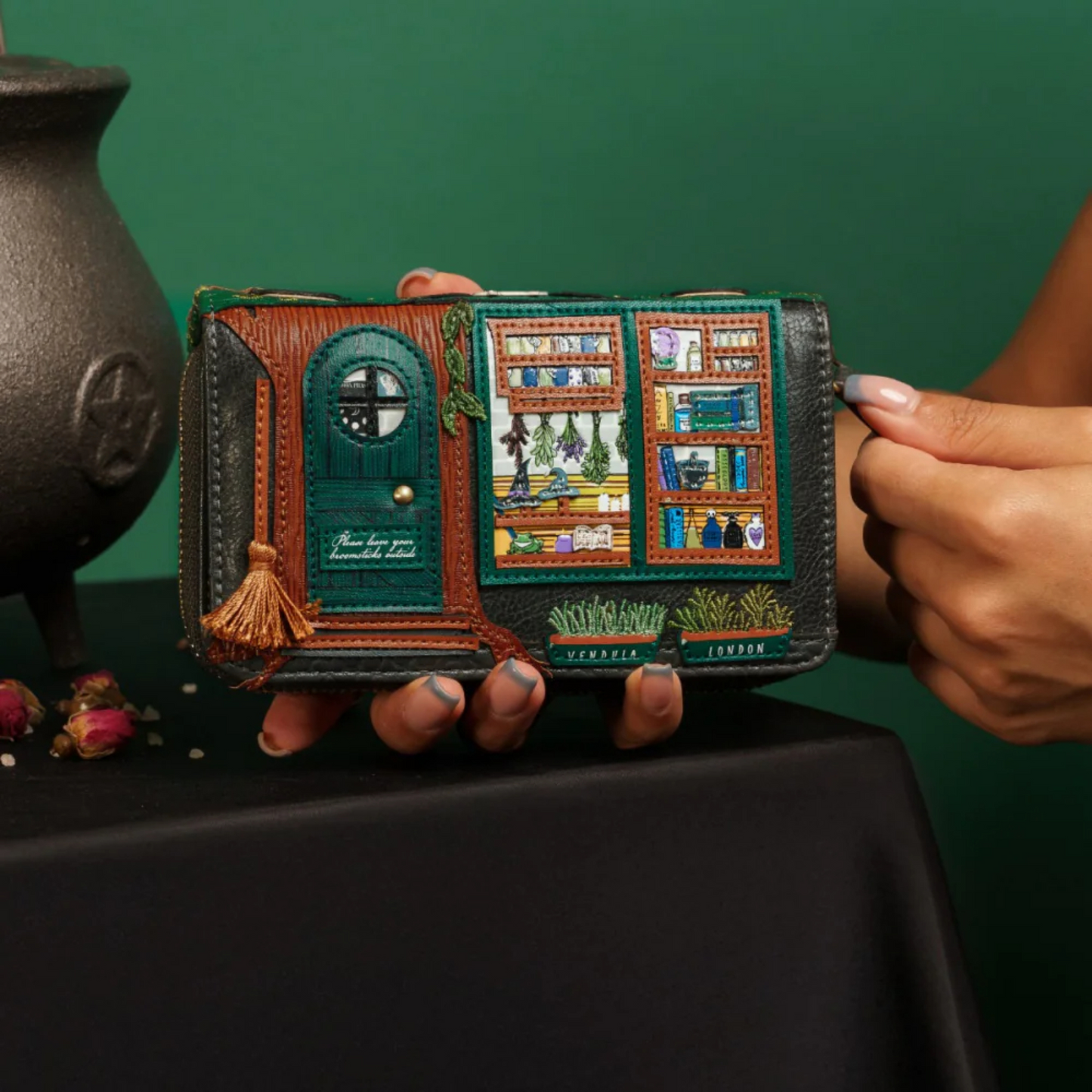 Monedero mediano The Whitches Pantry de Vendula London en Maldita Rita, modelo 