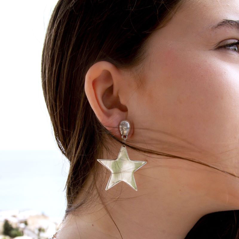 Pendiente Black Star de Maldita Rita, visto en modelo