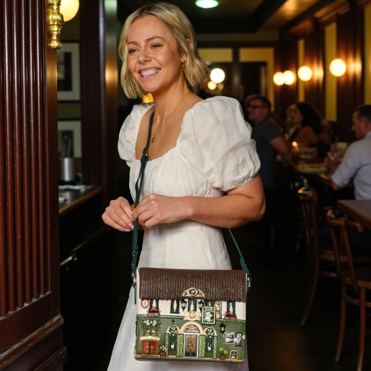  Bolso Cofre The Queen Elizabeth, de Vendula London, venta en Maldita Rita, con modelo