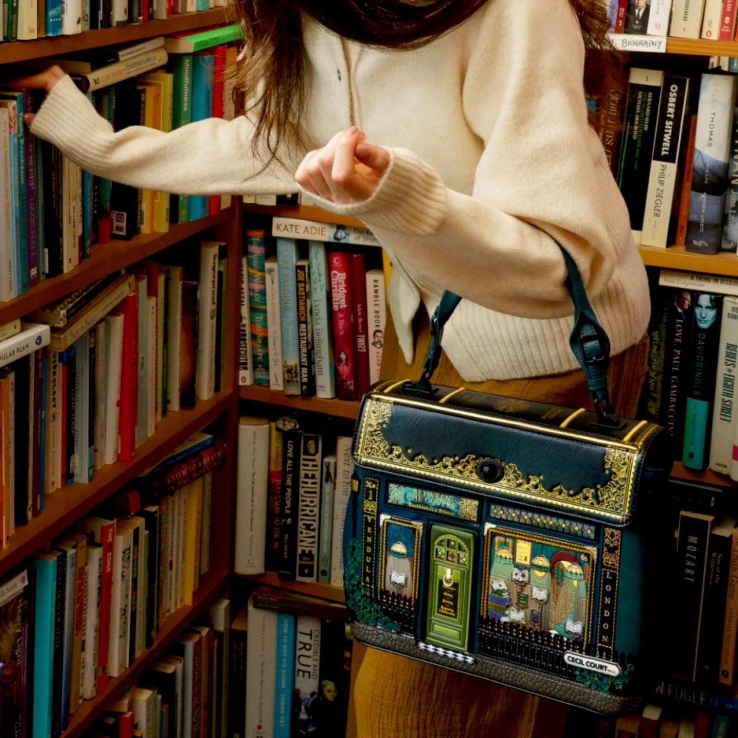 Bolso Grace Between the Covers Bookbinders de Vedula London, venta en Maldita Rita, con modelo