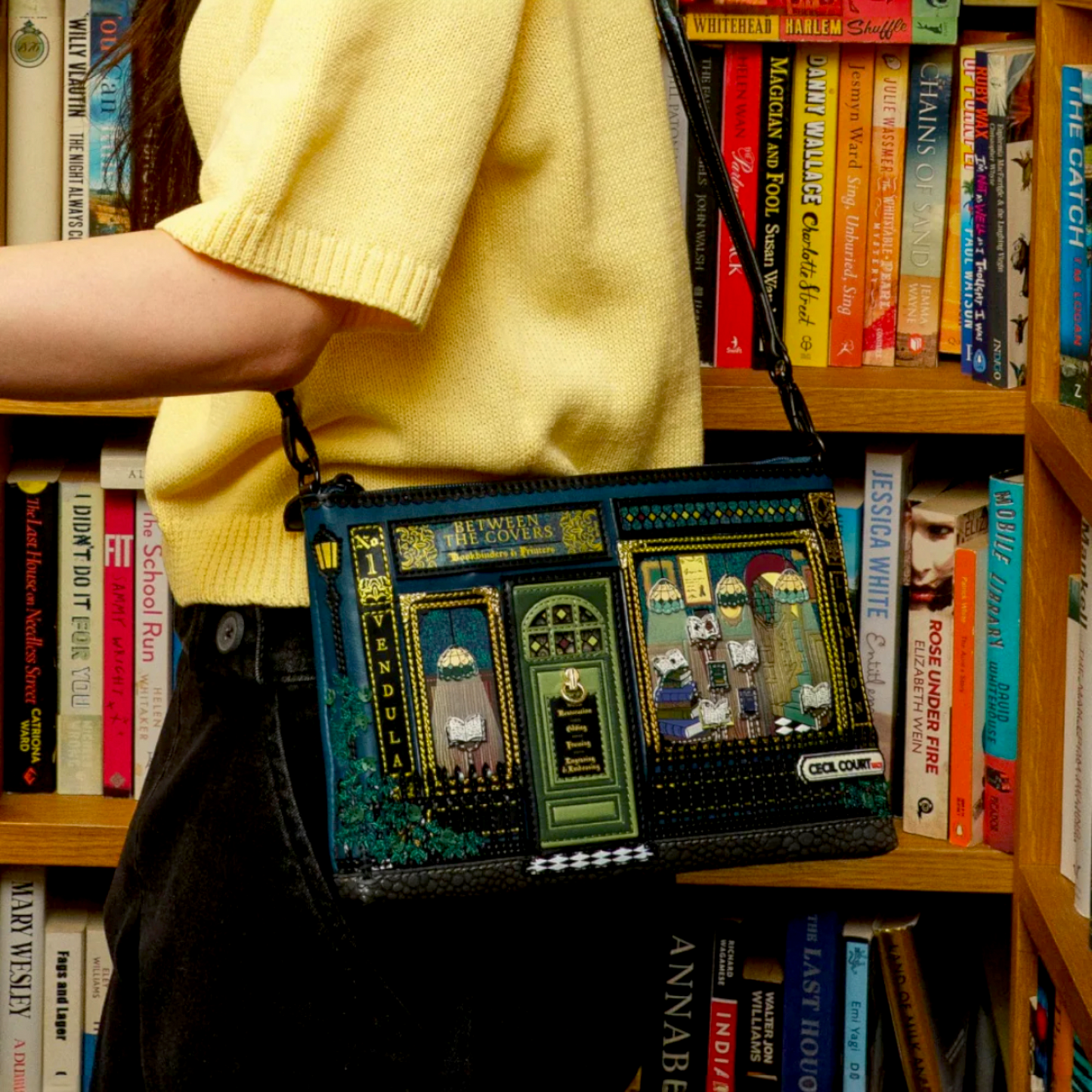 Bolso Kate Between the Covers Bookbinders venta en Maldita Rita, con modelo