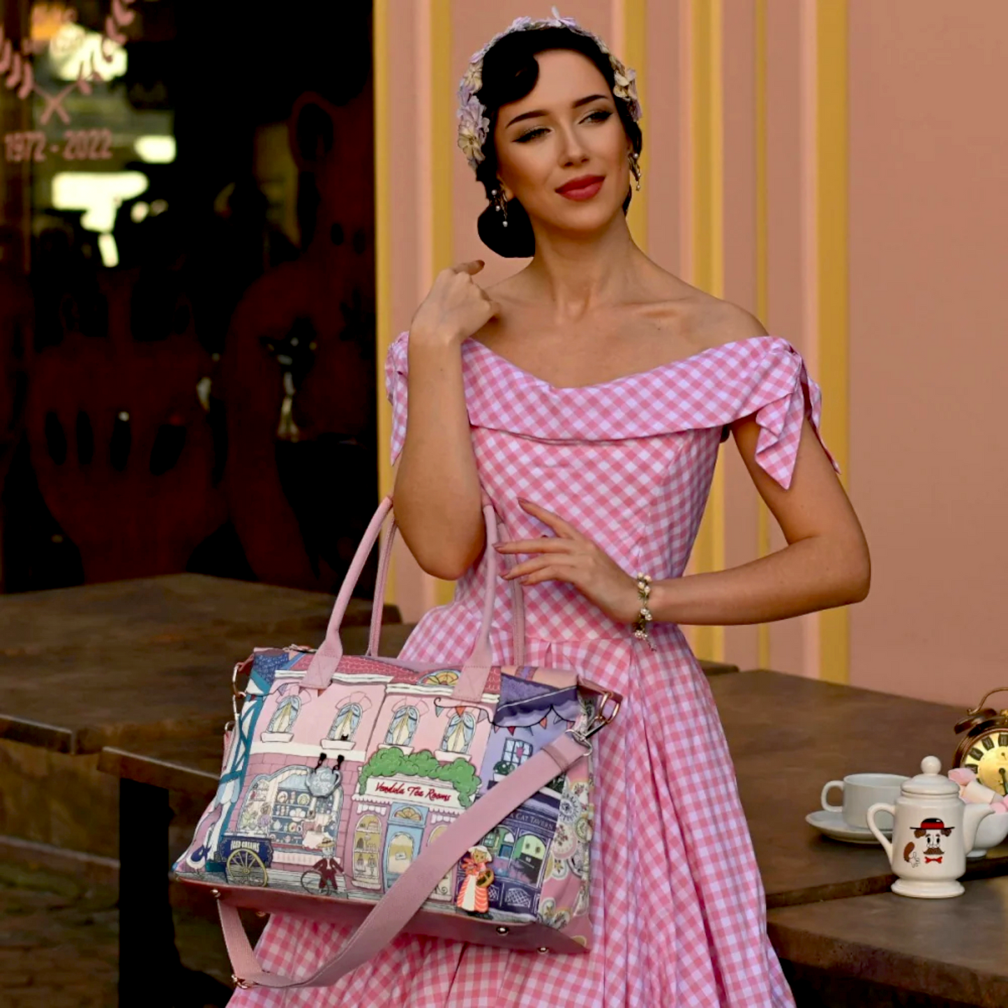 Bolso fin de semana Vicoria tea room de Vendula London, venta en Maldita Rita. Modelo de mano.