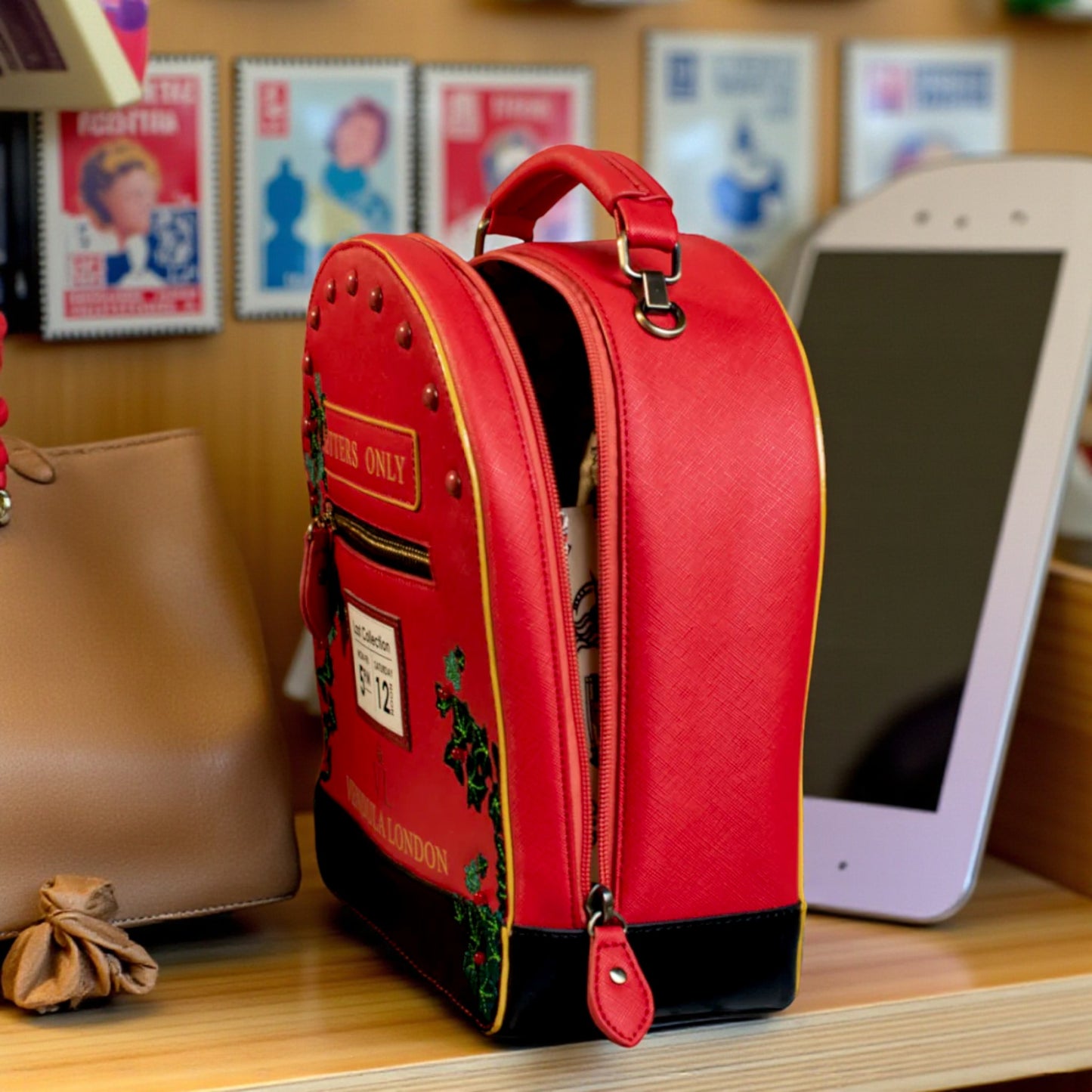 Bolso ''Postbox'' The Old Post Office - Navy Edition, venta en Maldita Rita,  lateral mochila