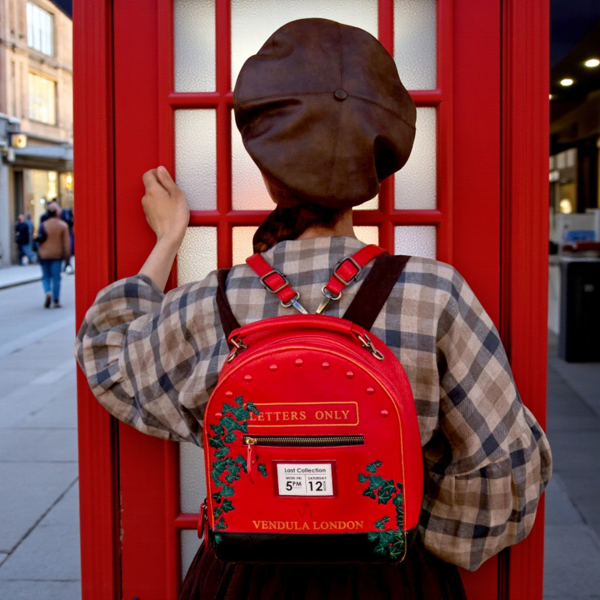 Bolso ''Postbox'' The Old Post Office - Navy Edition, venta en Maldita Rita,  modelo con mochila